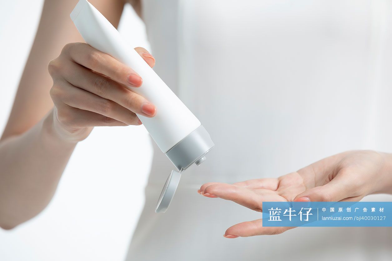 年轻女子使用洗面奶