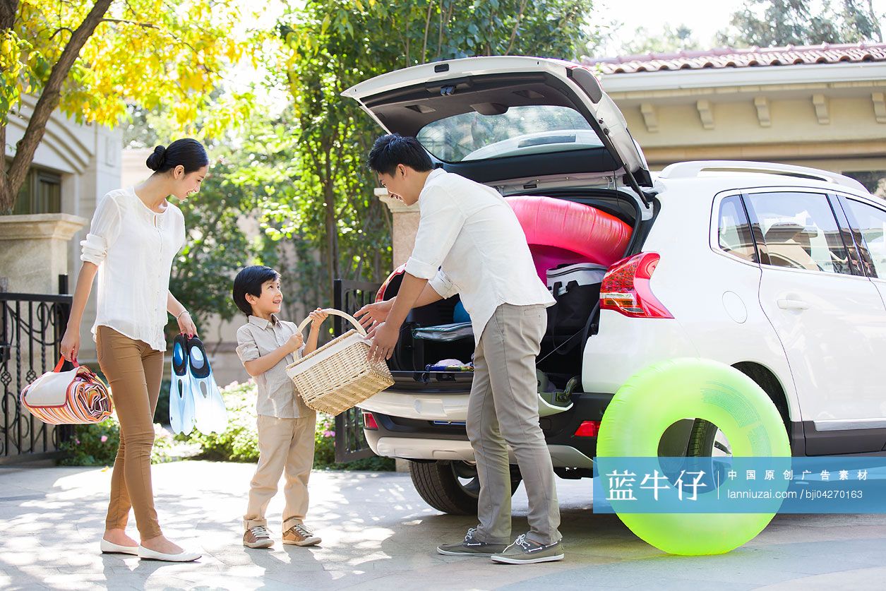 年轻家庭准备郊游