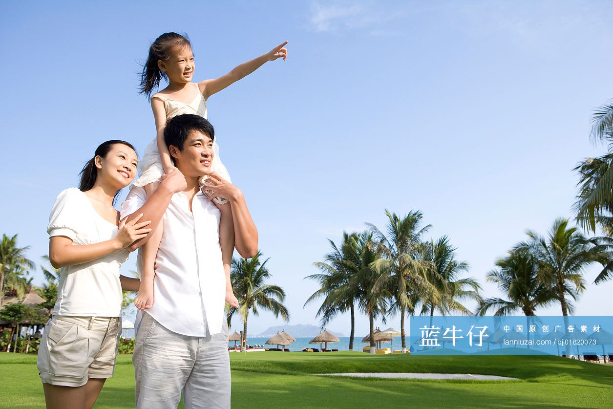 一家三口在度假