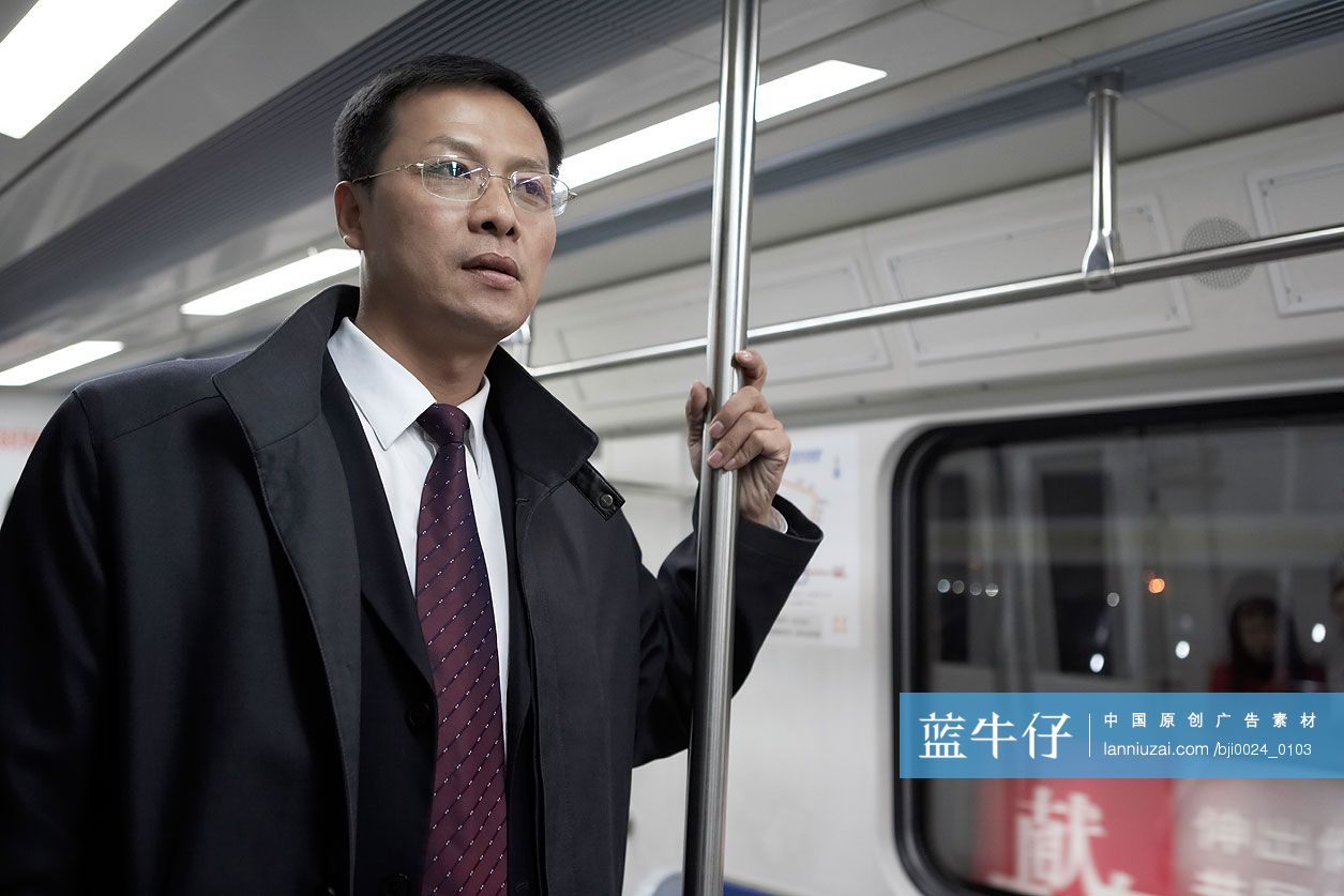 商务男士乘坐地铁
