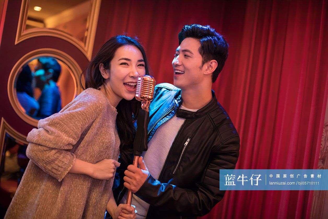 快乐的朋友在KTV唱歌