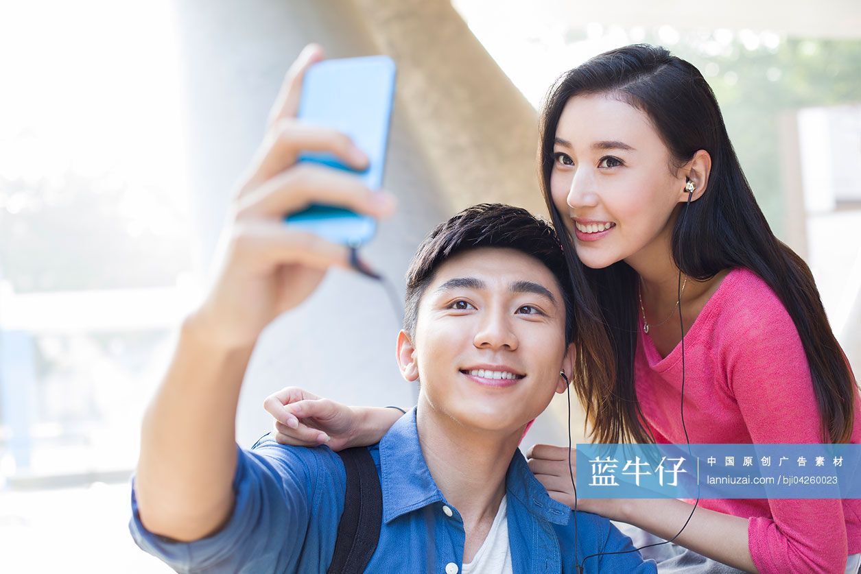 年轻情侣用手机自拍