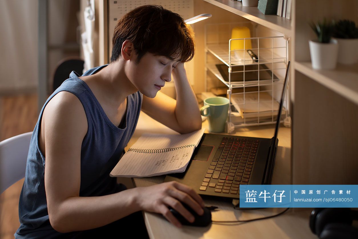 疲倦的大学生在宿舍学习