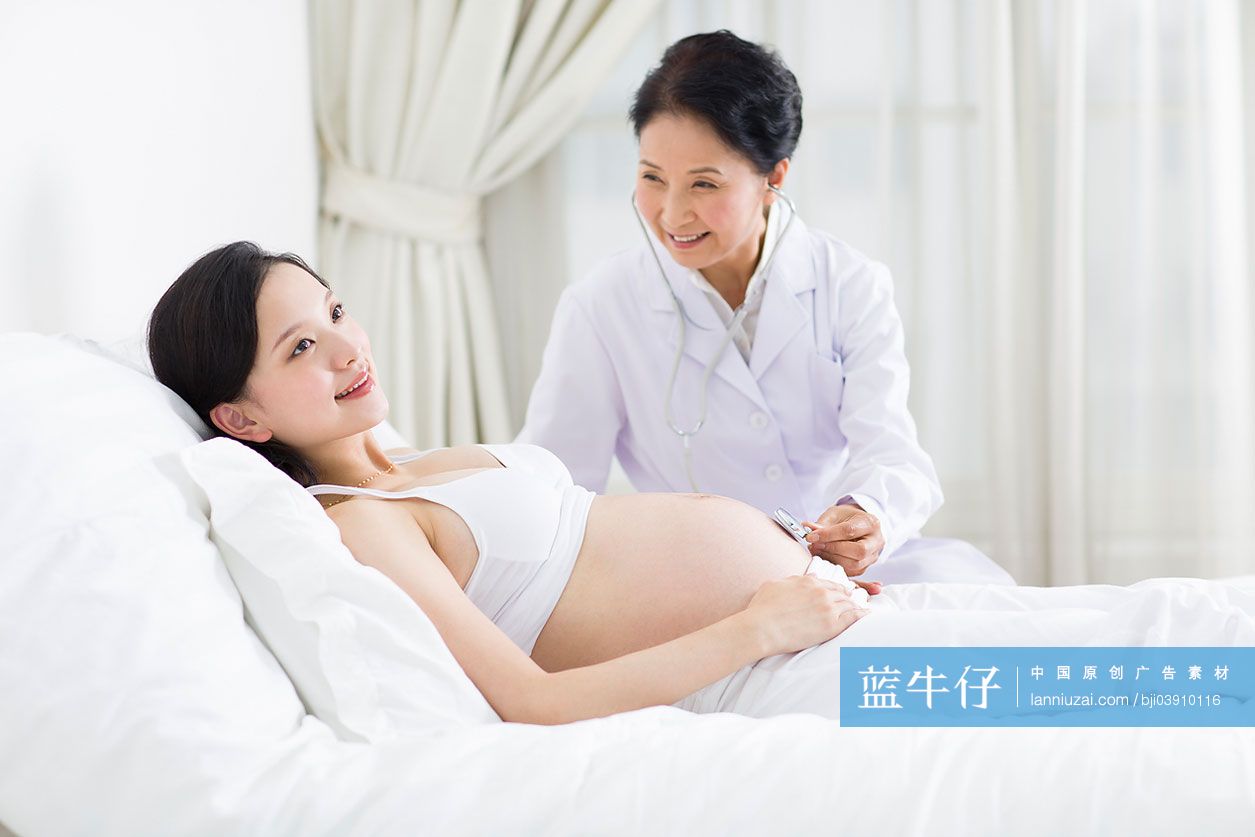 医生检查孕妇的身体