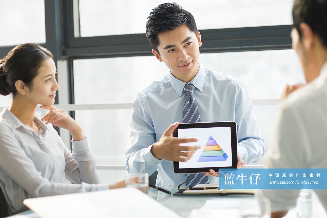 年轻商务人士在办公室使用平板电脑