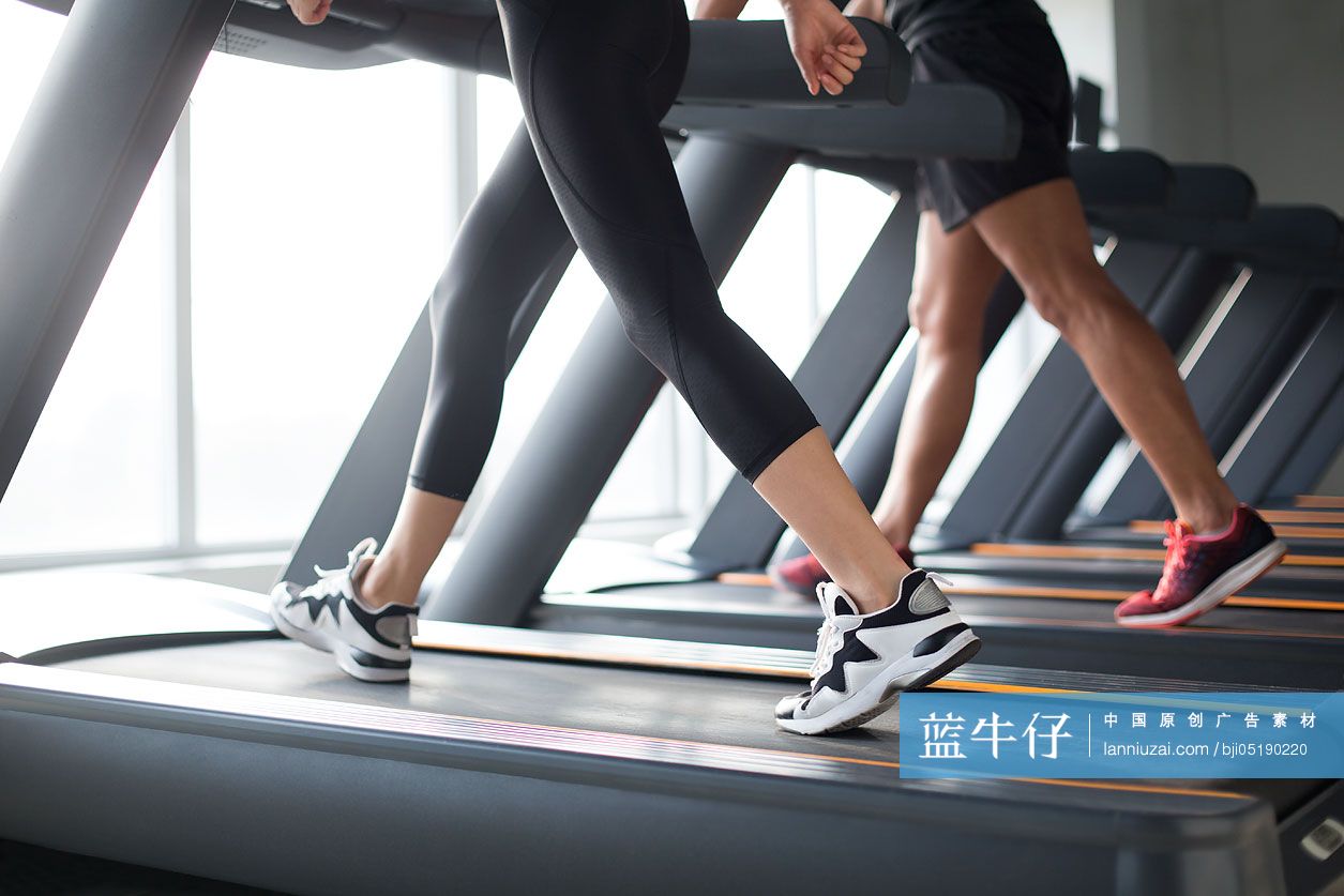 年轻情侣在健身房健身