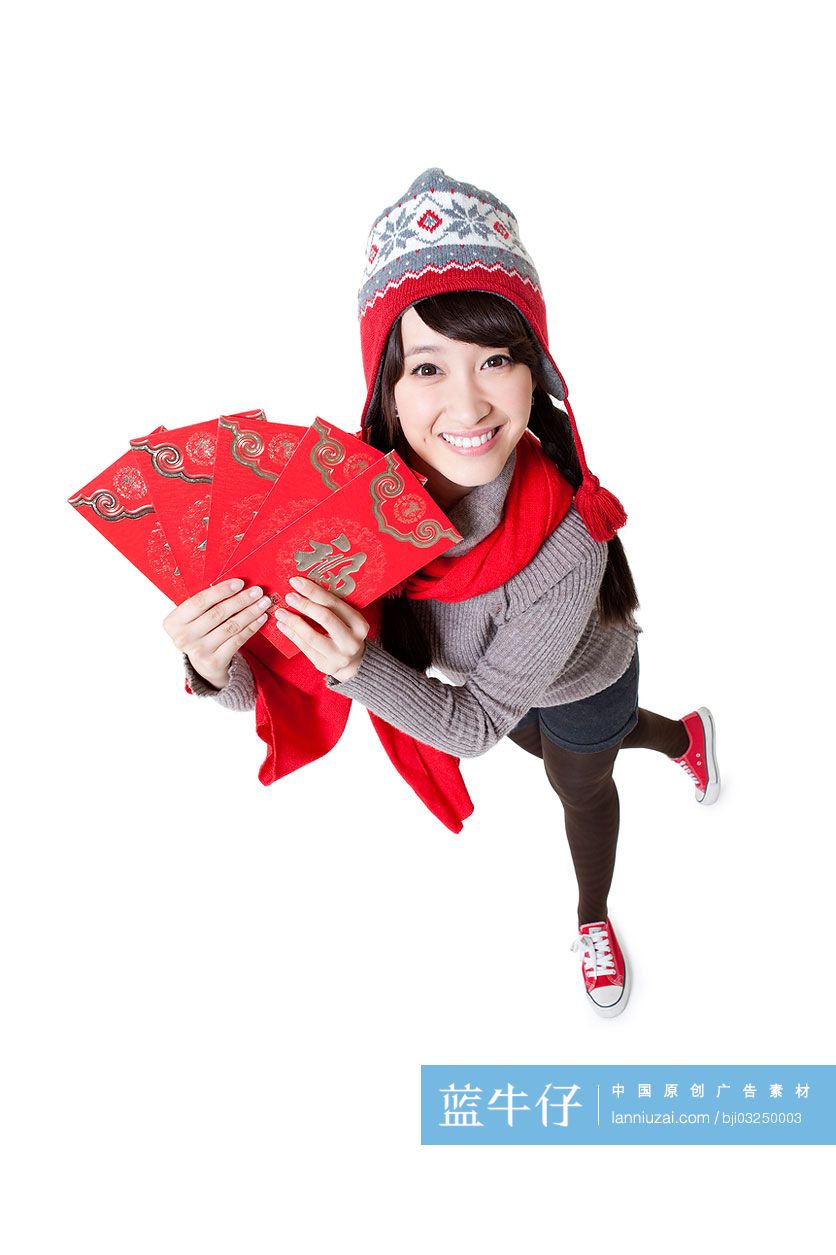 年轻女子手持红包