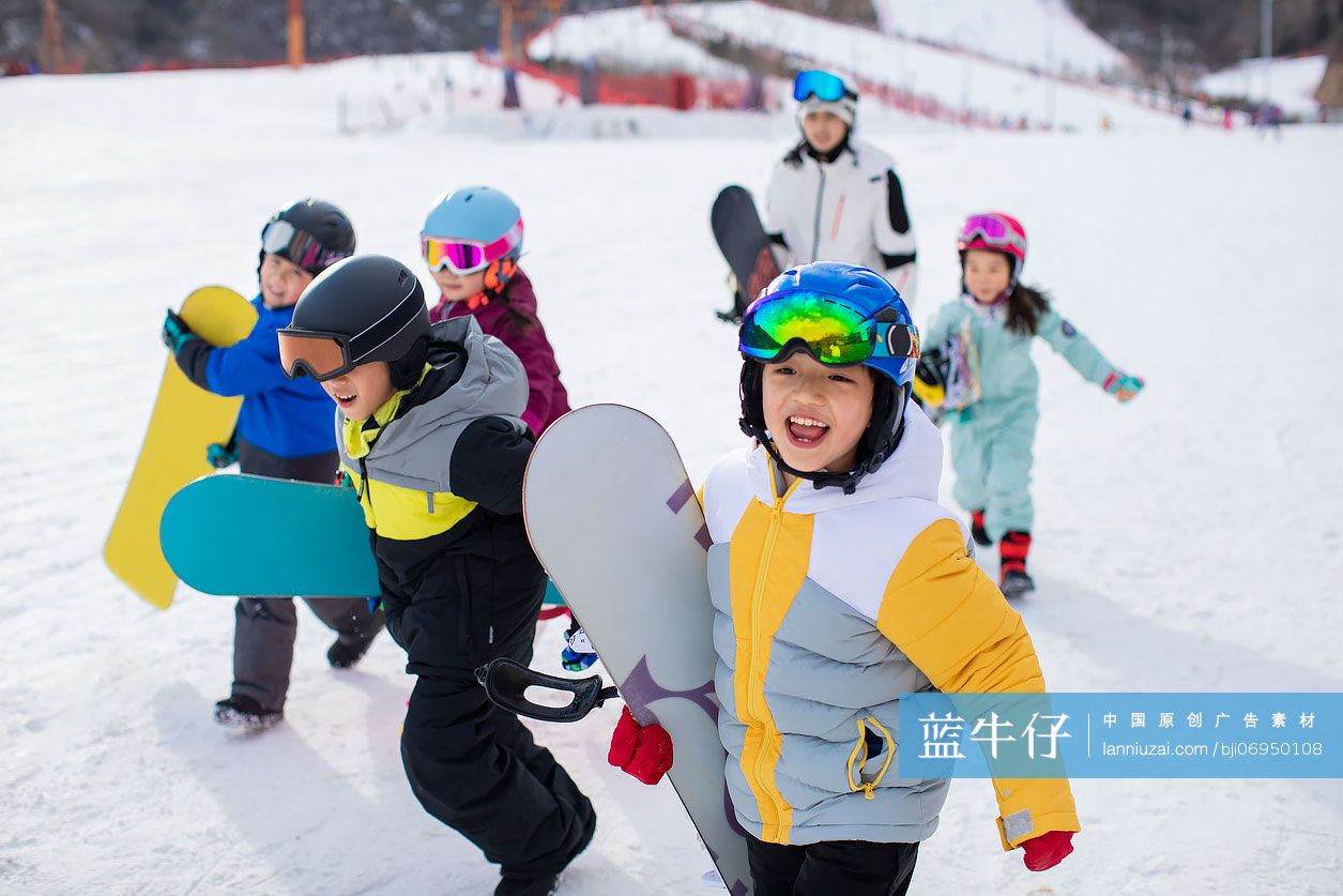 孩子们和教练在滑雪场玩