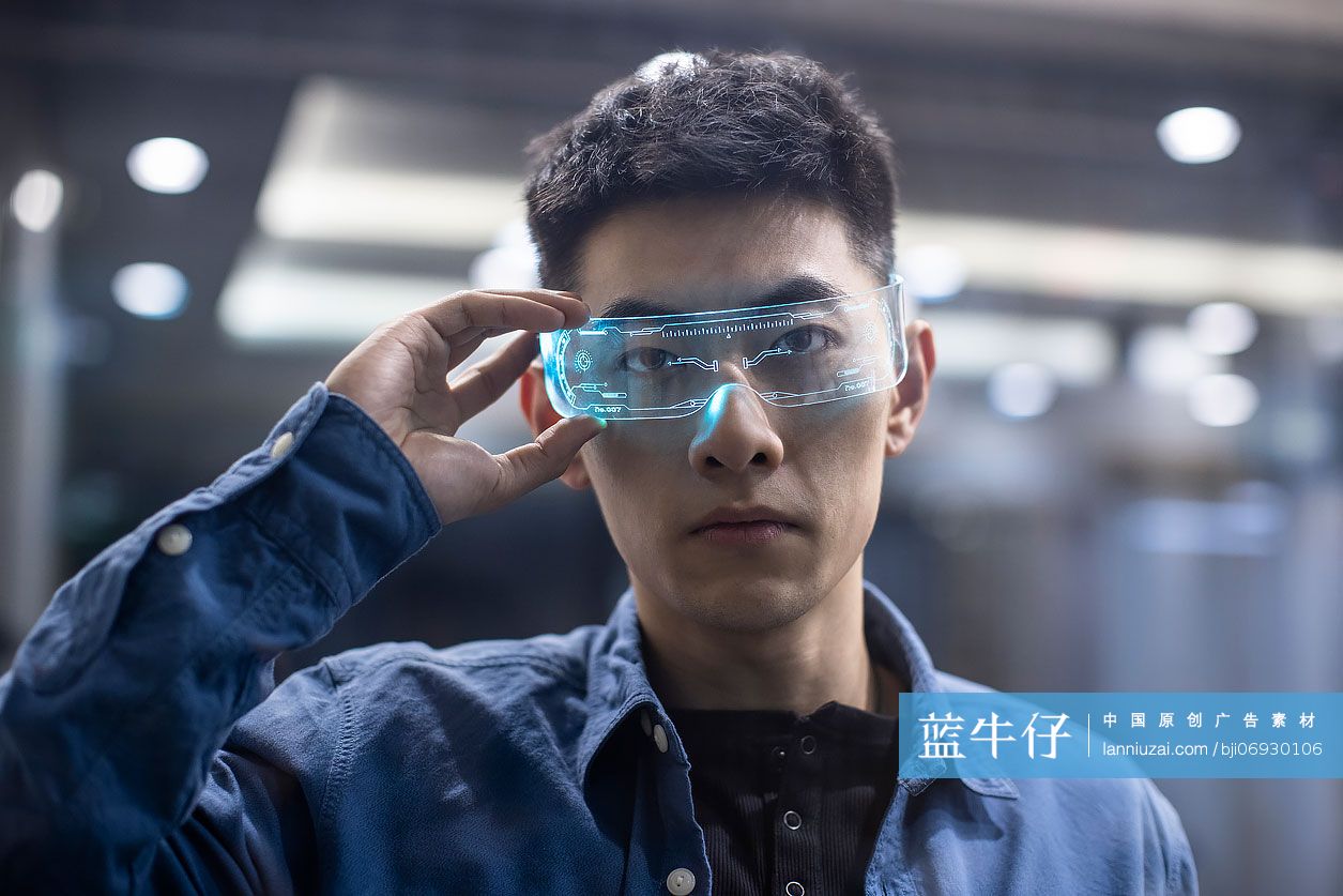 年轻工程师戴着智能眼镜