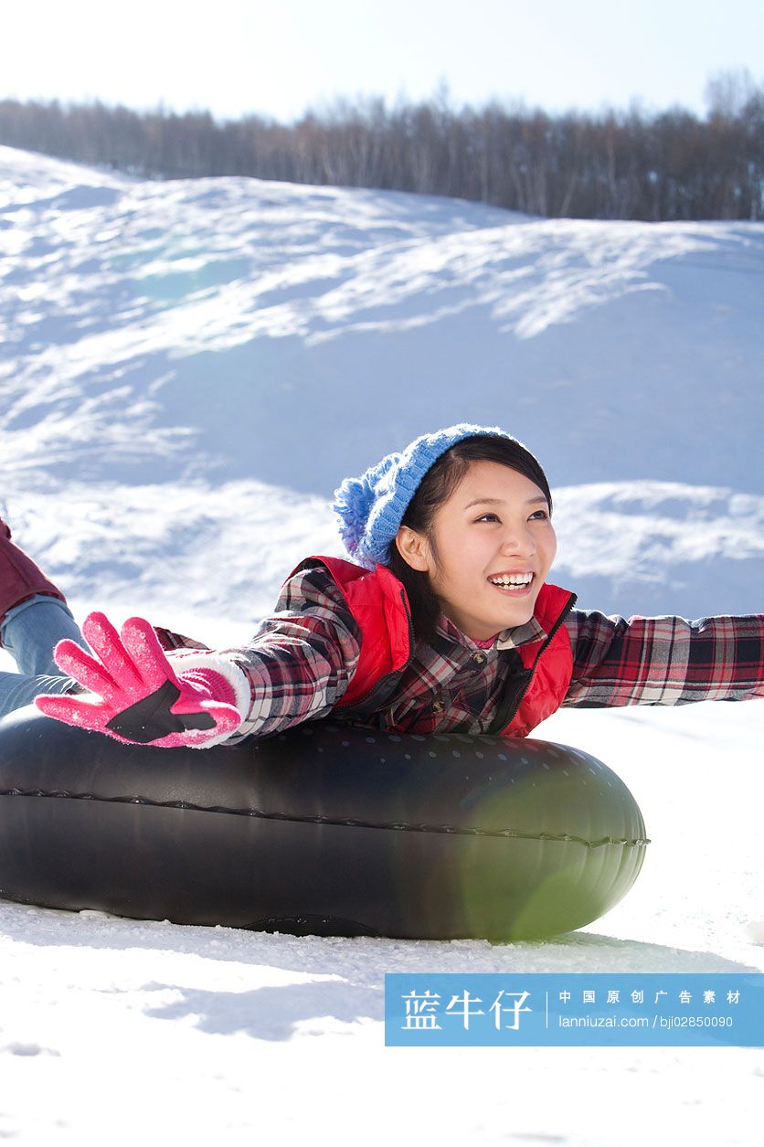 时尚青年女子在滑雪场玩耍