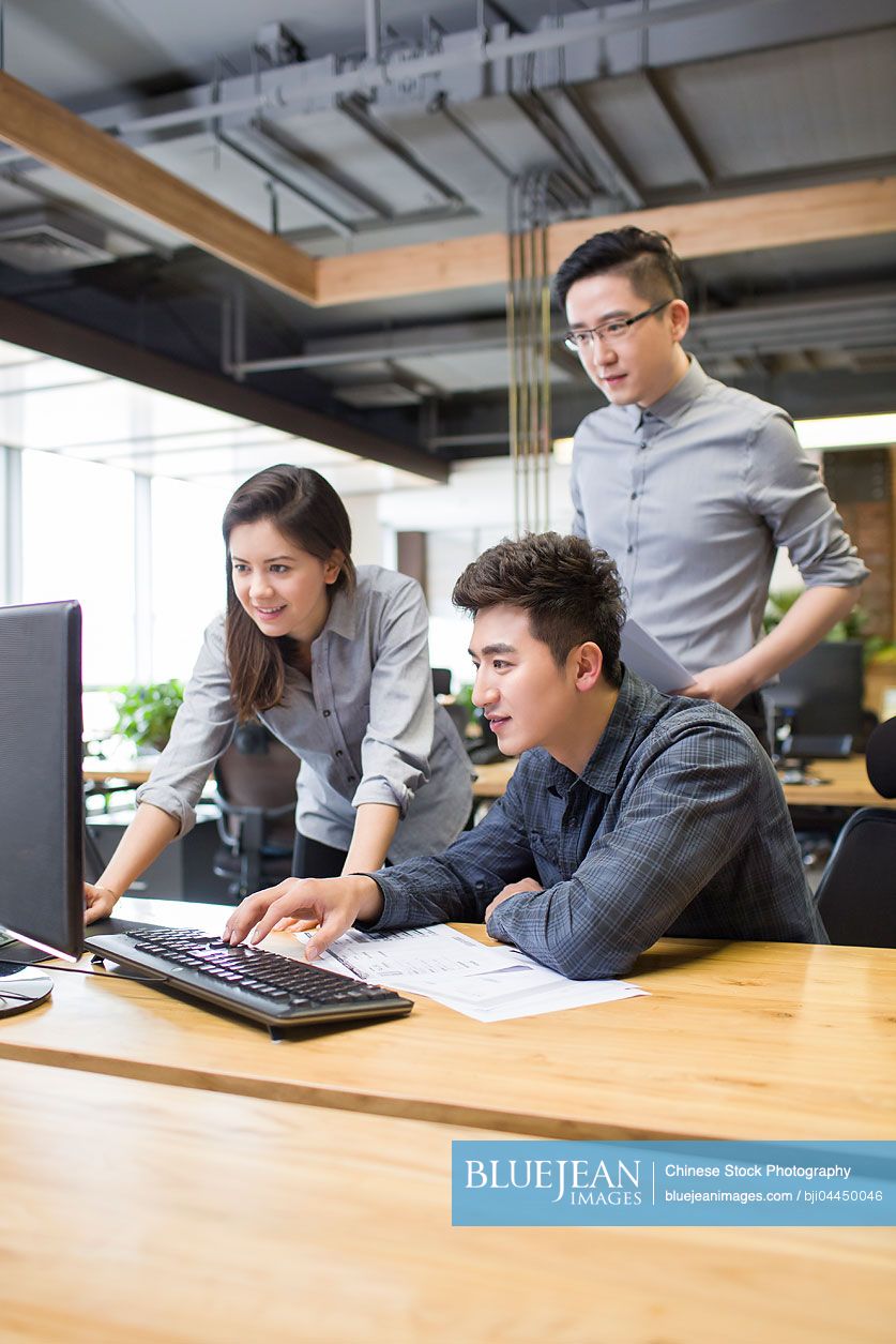 Chinese IT workers talking in office-High-res stock photo for download