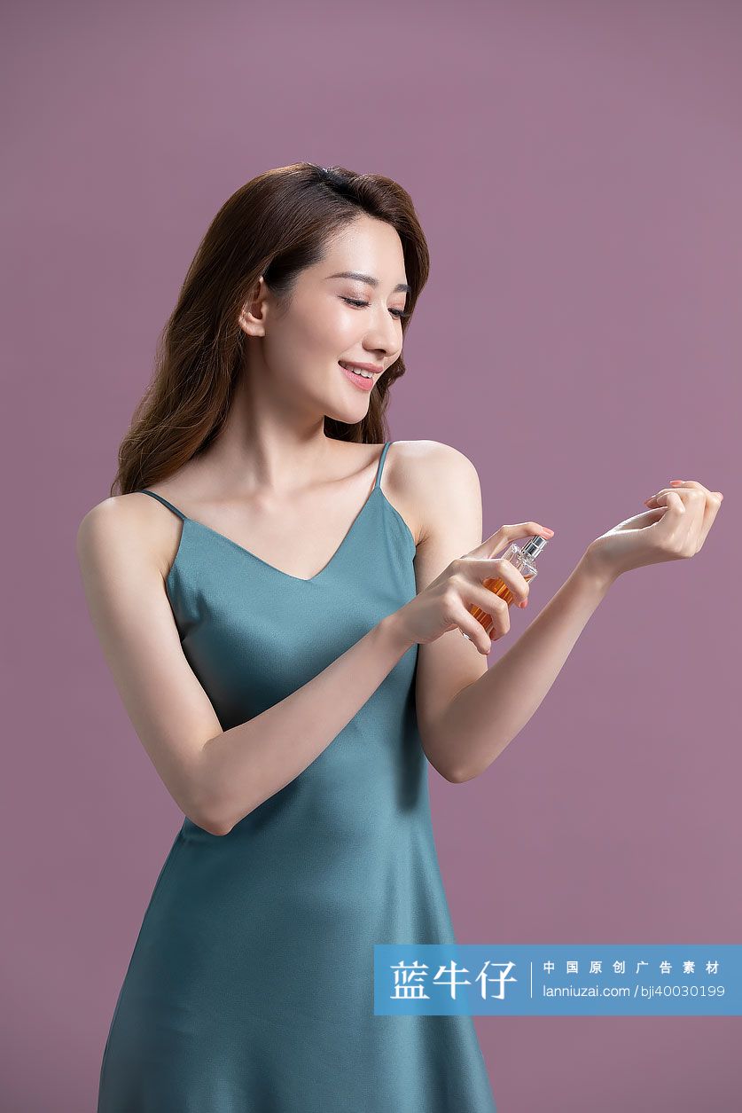 漂亮的年轻女子喷香水