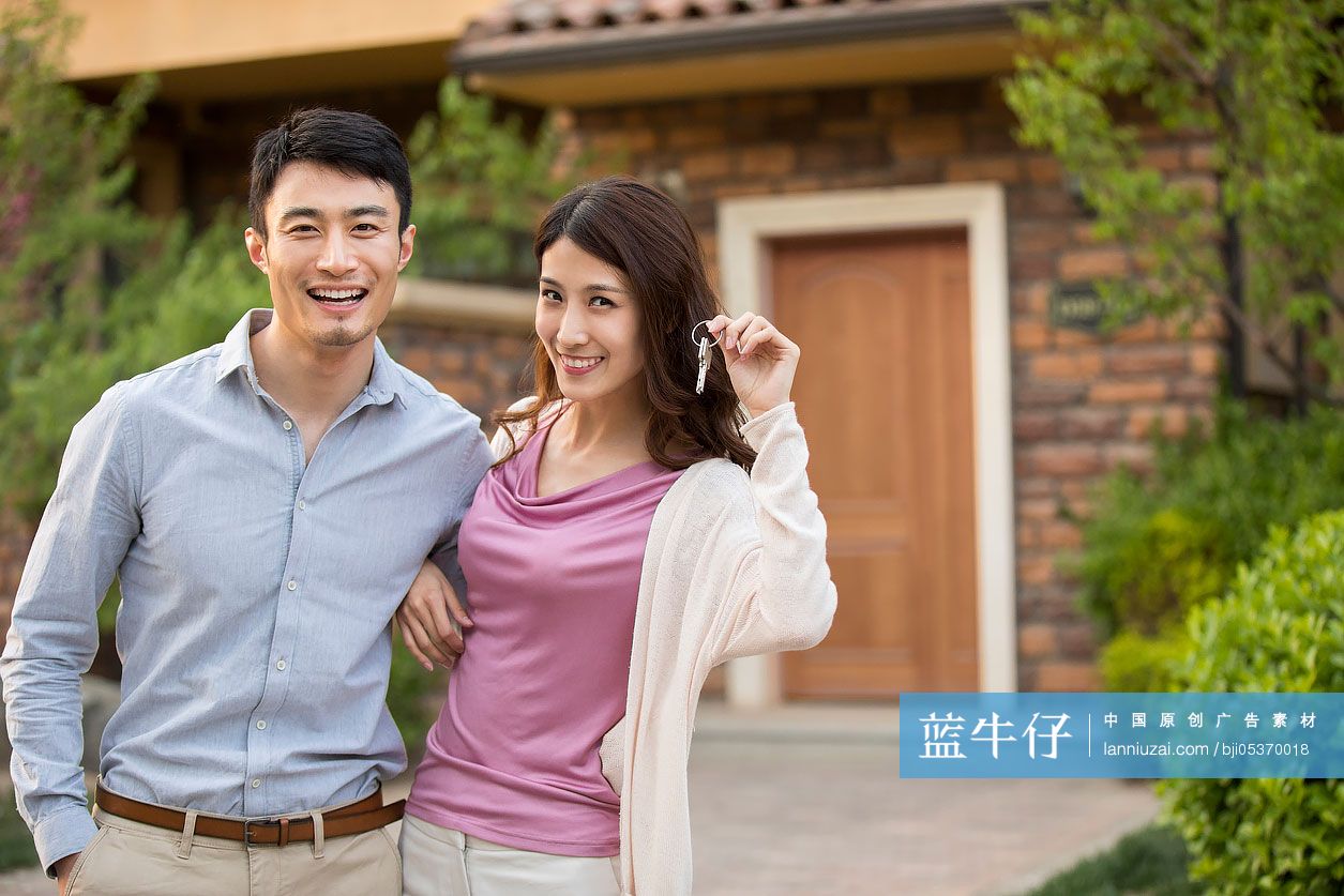 幸福的年轻情侣拿着新房钥匙-蓝牛仔影像-中国原创广告影像素材