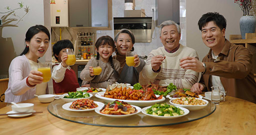 快乐家庭吃新年团圆饭