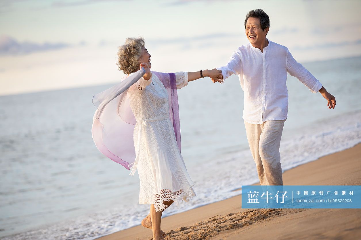 快乐的老年夫妇在沙滩跳舞-蓝牛仔影像-中国原创广告影像素材