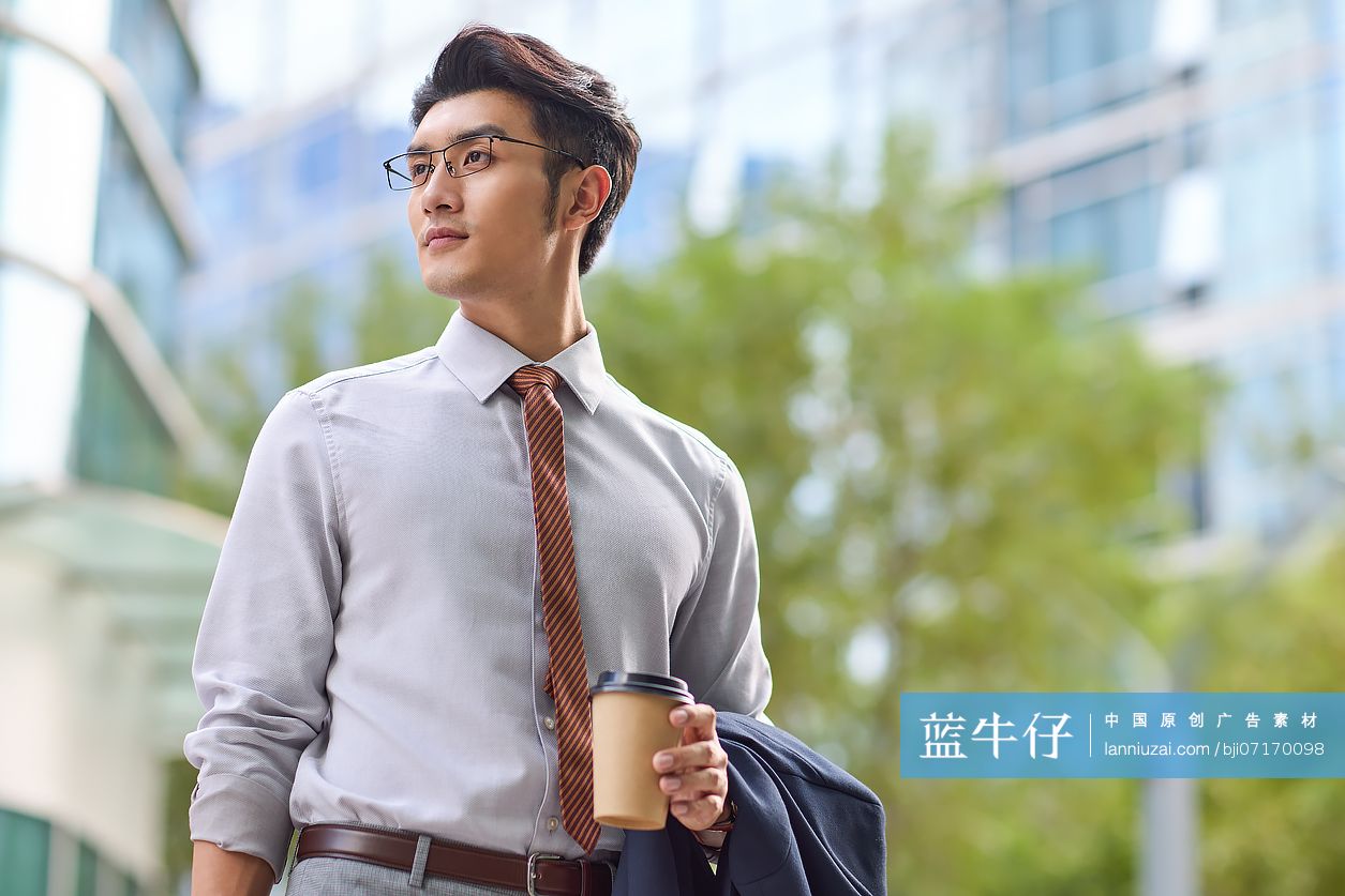 青年商务男士下班路上