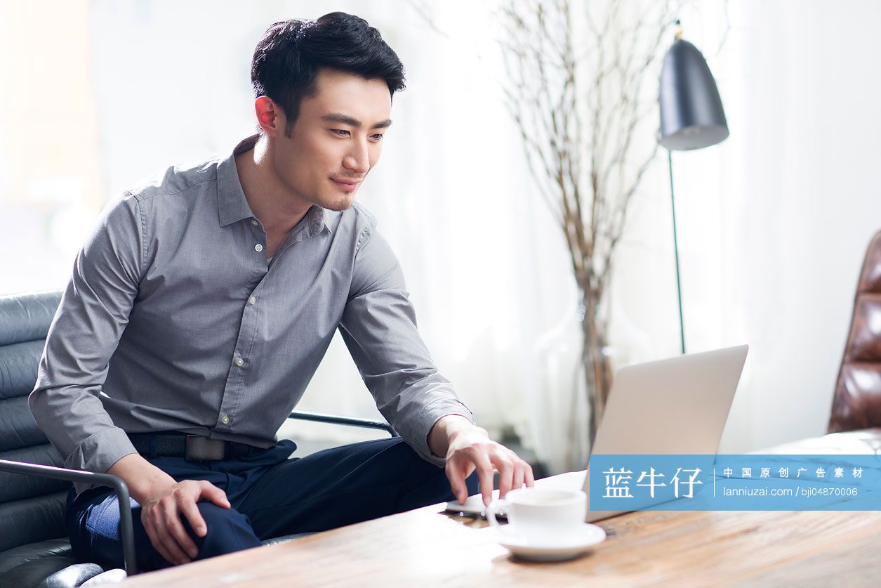 年轻商务男子在办公室工作