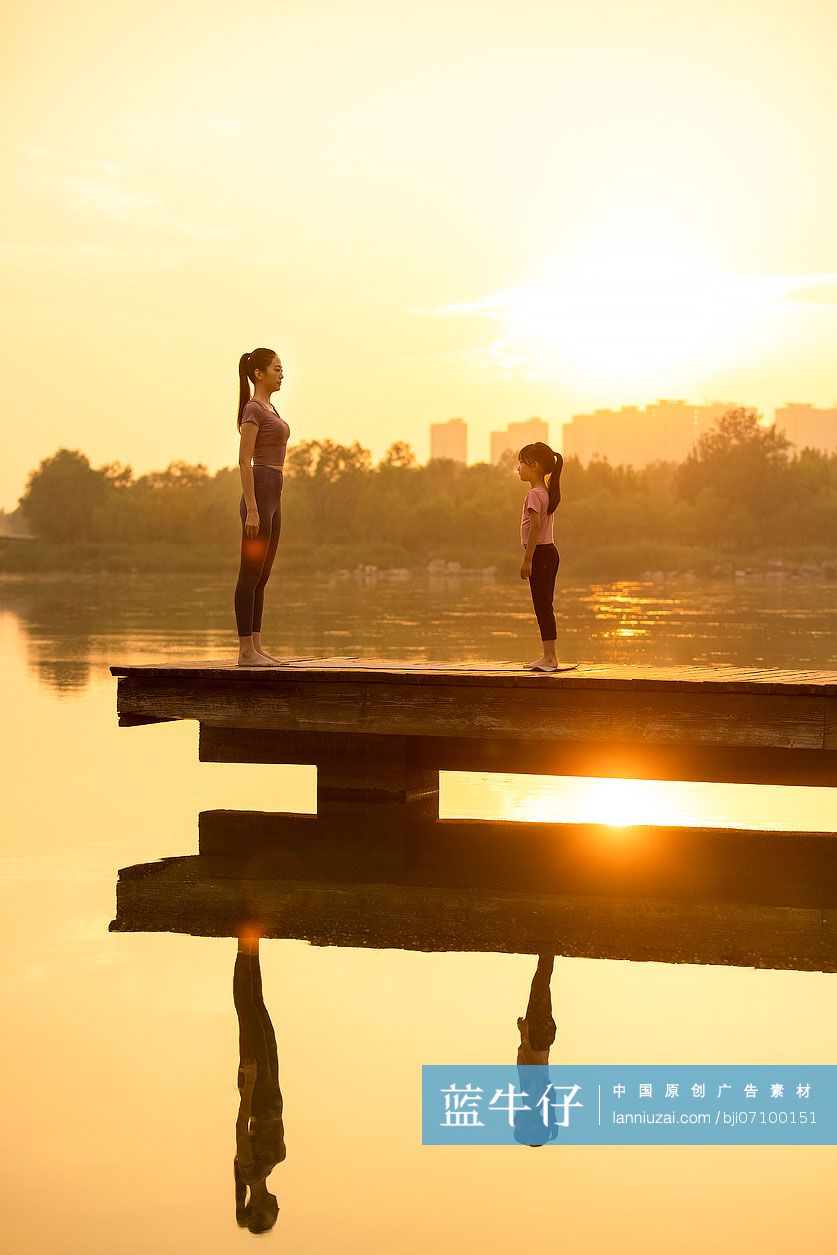 妈妈和女儿做瑜伽