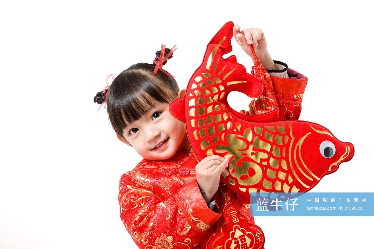 拿鲤鱼的小女孩