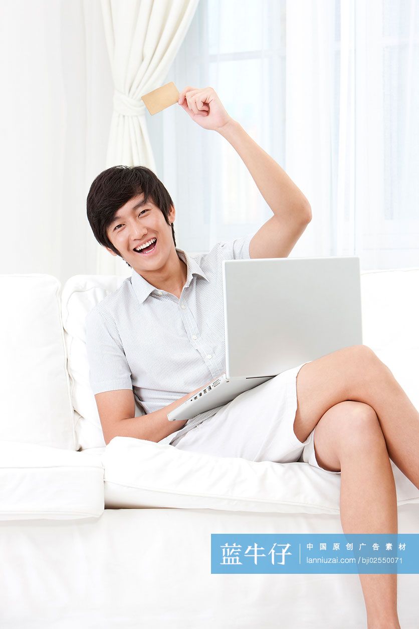 青年男子上网购物