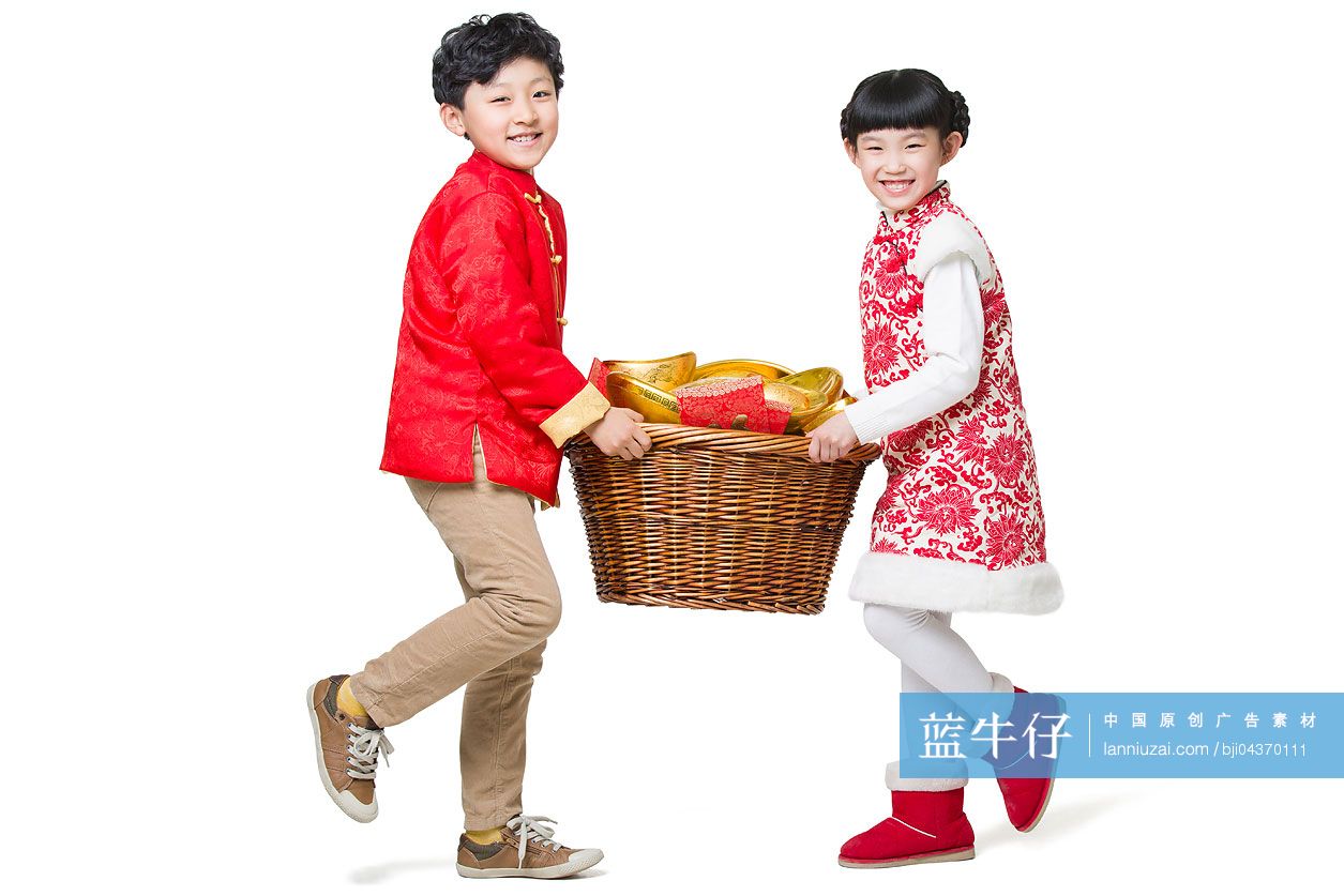 快乐的儿童抬着大量的金元宝和红包-蓝牛仔影像-中国原创广告影像素材