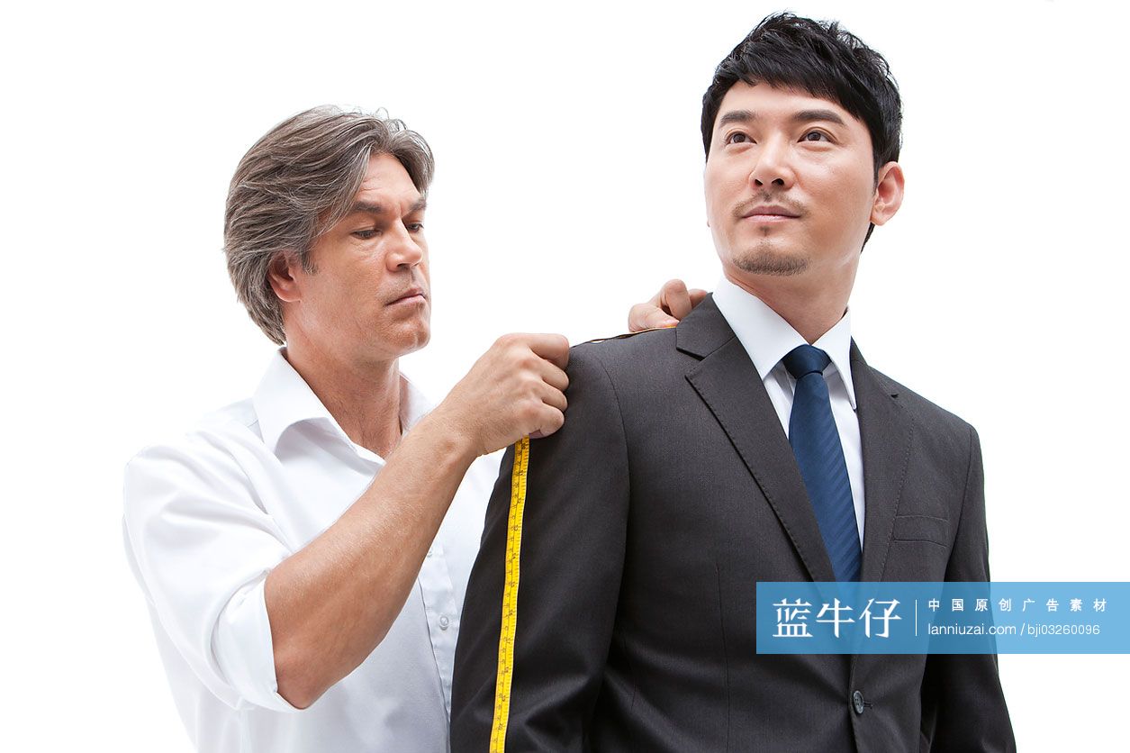 服装设计师为商人量尺寸