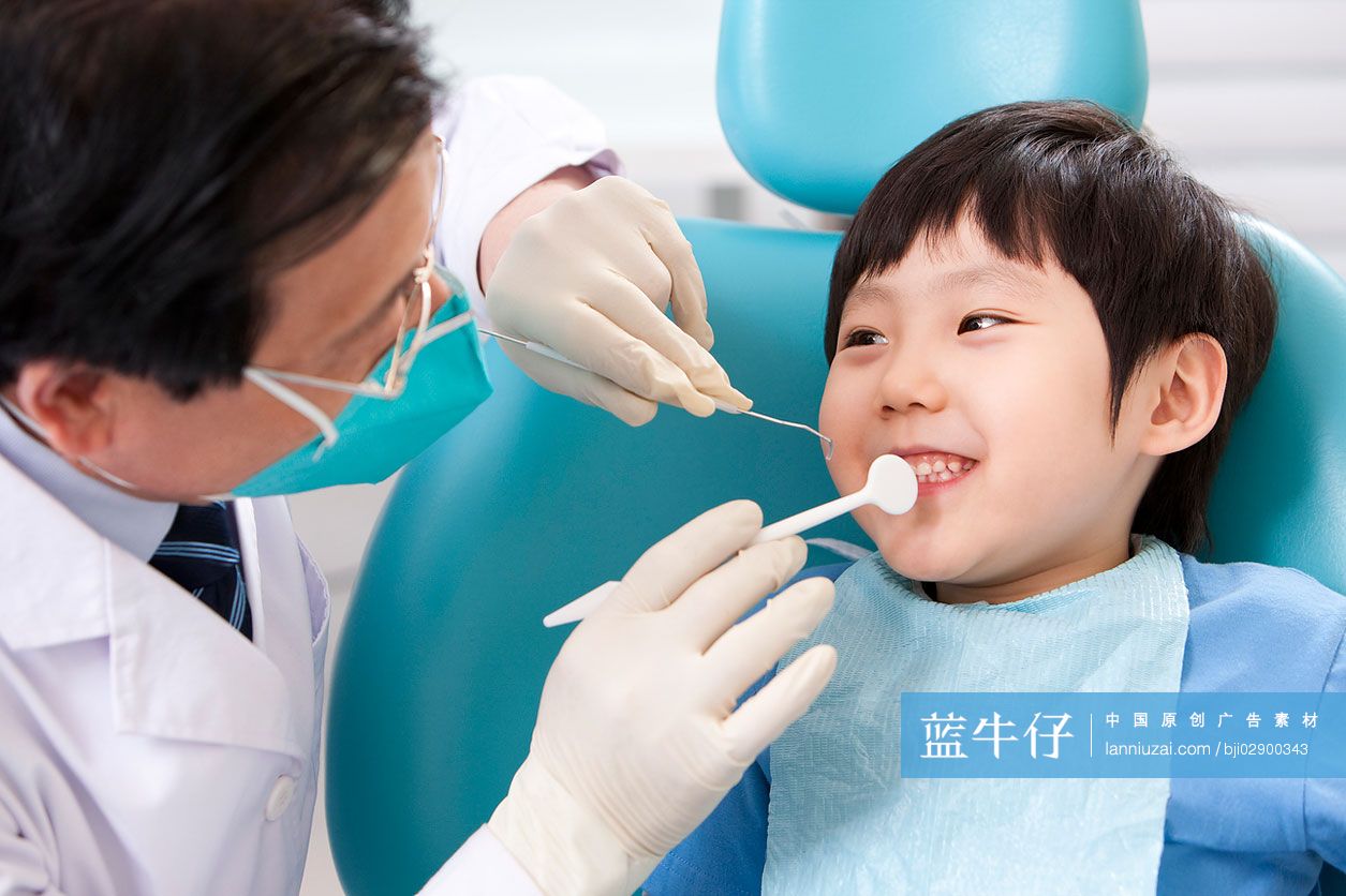 医生给小病人治疗