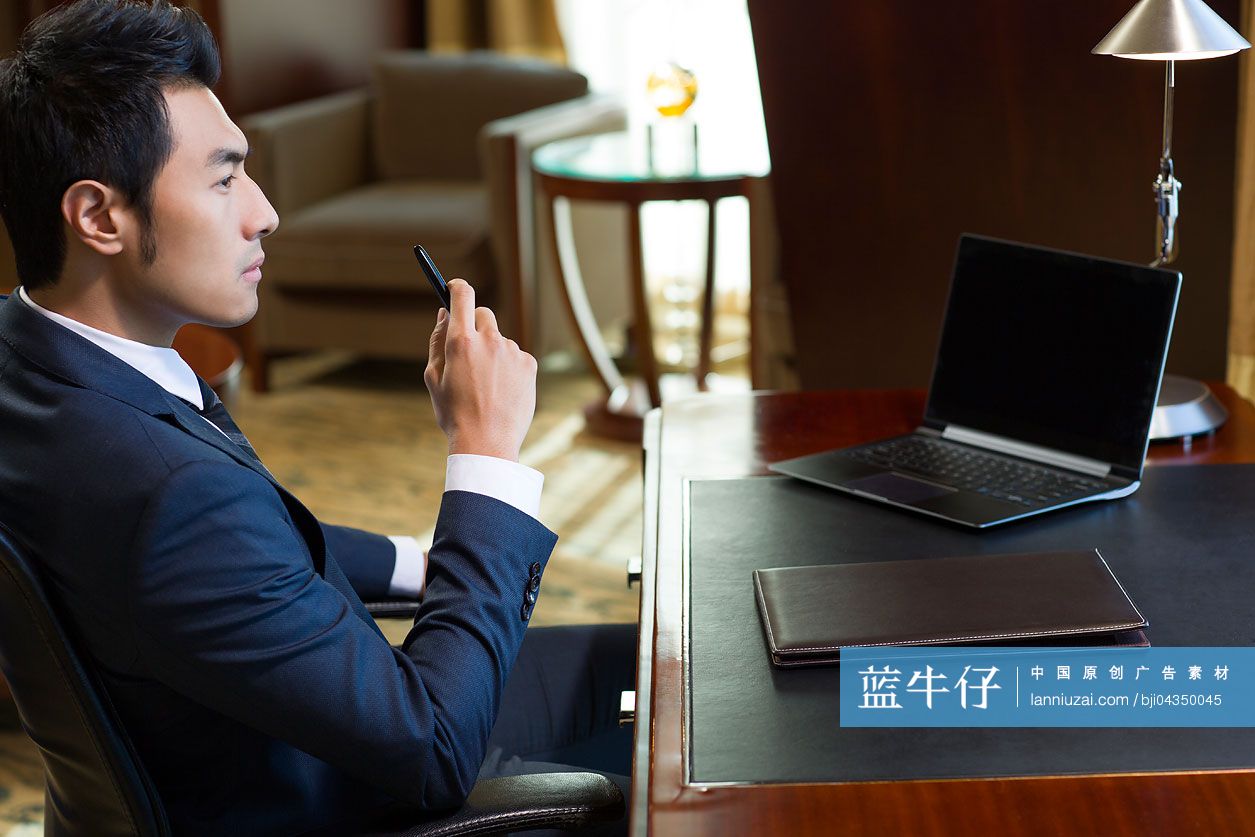 成功商务男士在书房沉思-蓝牛仔影像-中国原创广告影像素材