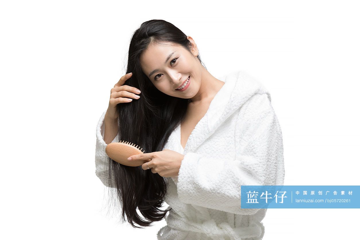 年轻女士梳头发