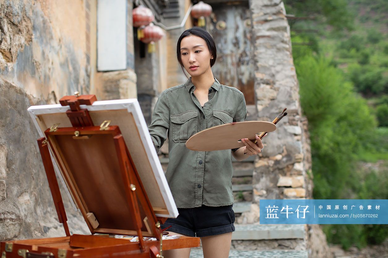 年轻的画家在户外写生