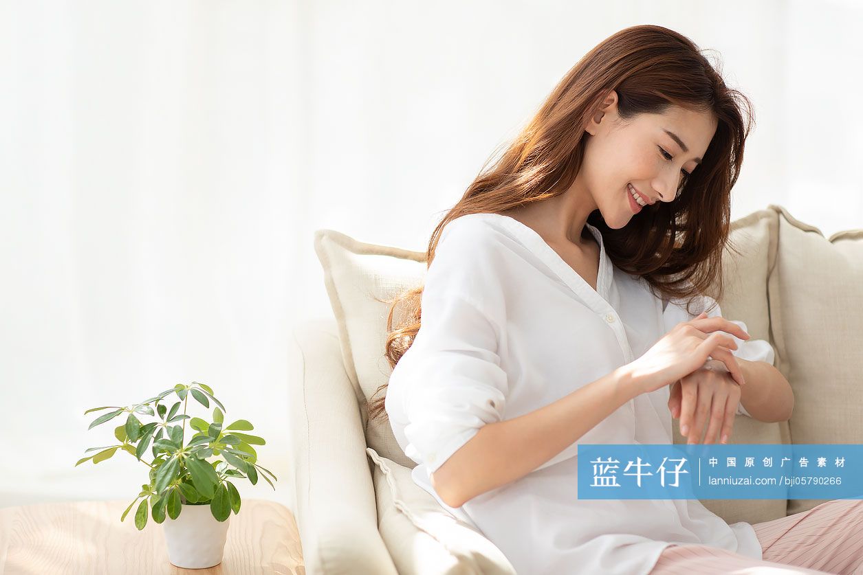 年轻女士在家擦润肤霜