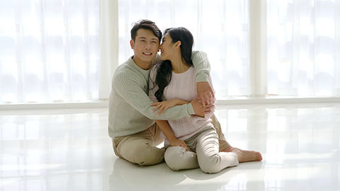 Young Chinese couple sitting on floor,4K