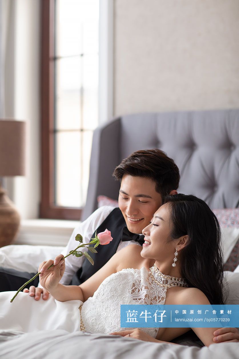 年轻夫妇在卧室共享甜蜜时光-蓝牛仔影像-中国原创广告影像素材