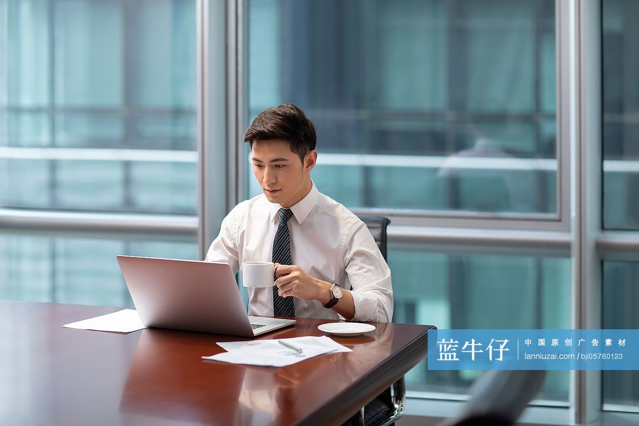 自信的商务男士在办公室工作