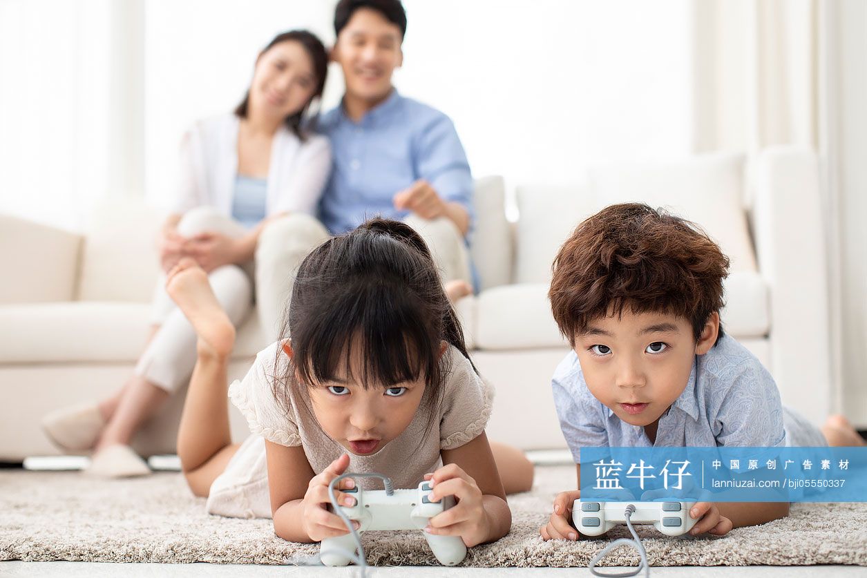 可爱的兄妹俩在家玩电子游戏 蓝牛仔影像 中国原创广告影像素材
