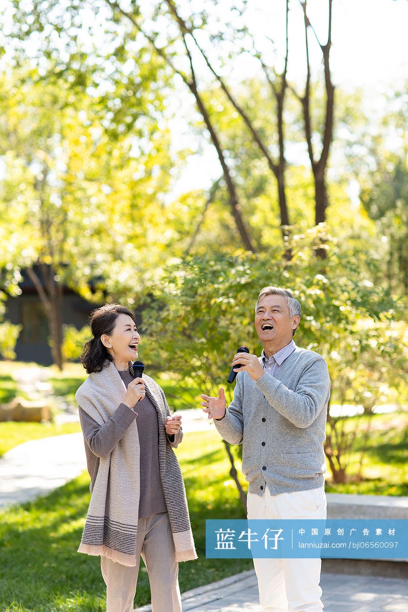 幸福的老年人在公园唱歌