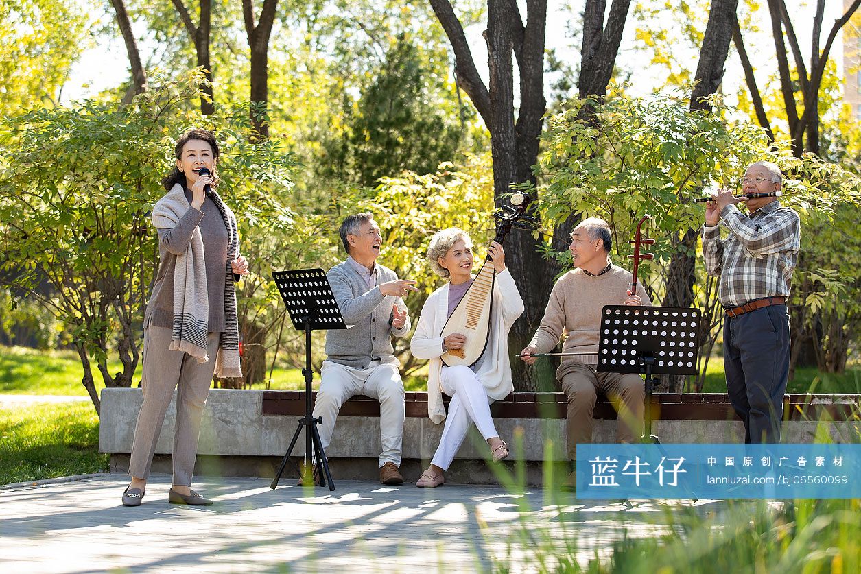 老年人在公园演奏传统乐器