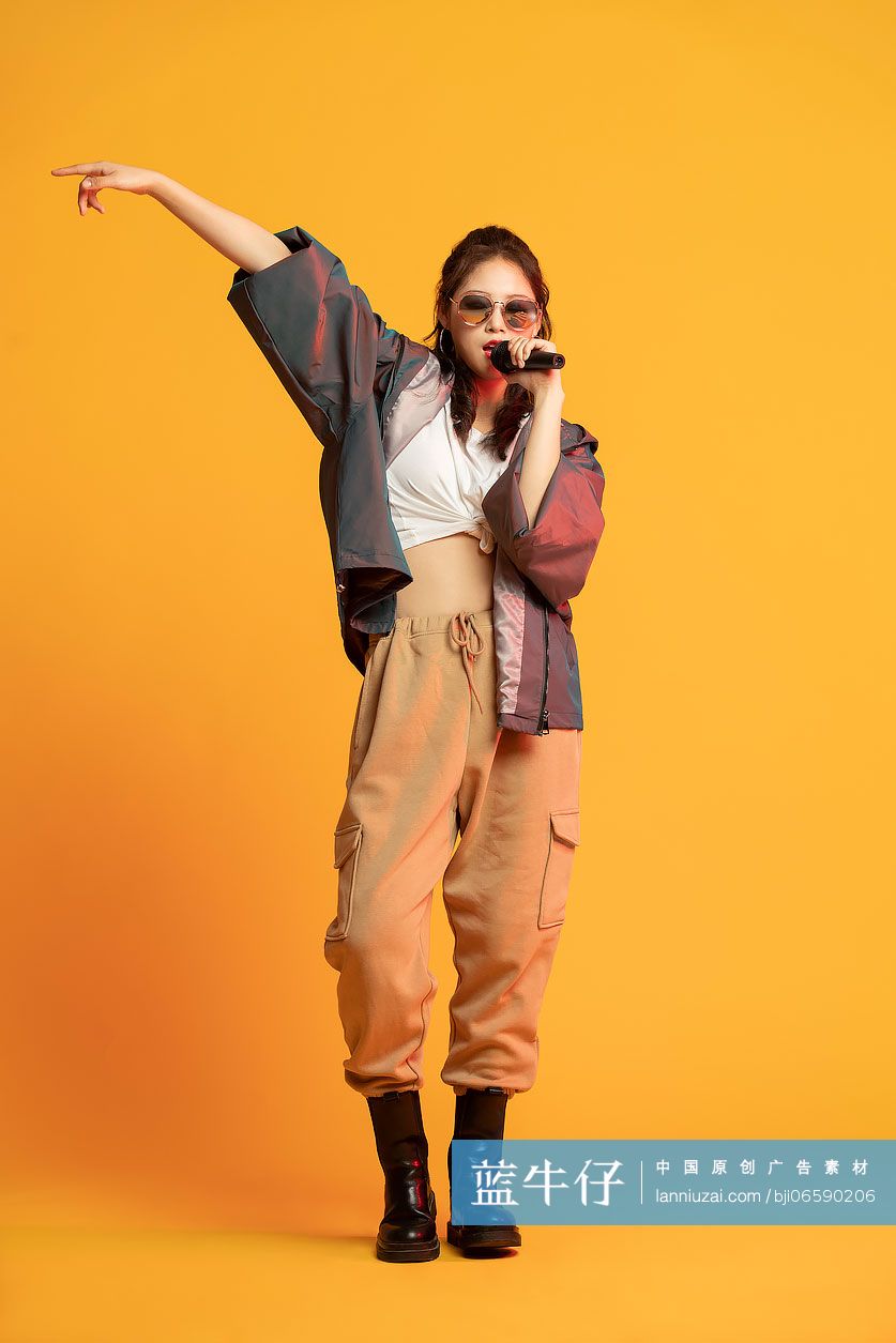 年轻的说唱女歌手