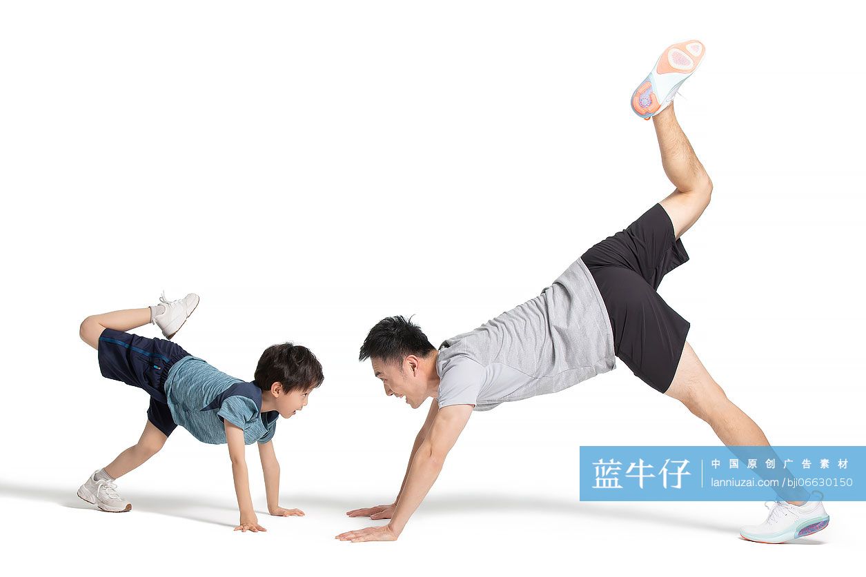 小男孩和爸爸一起健身