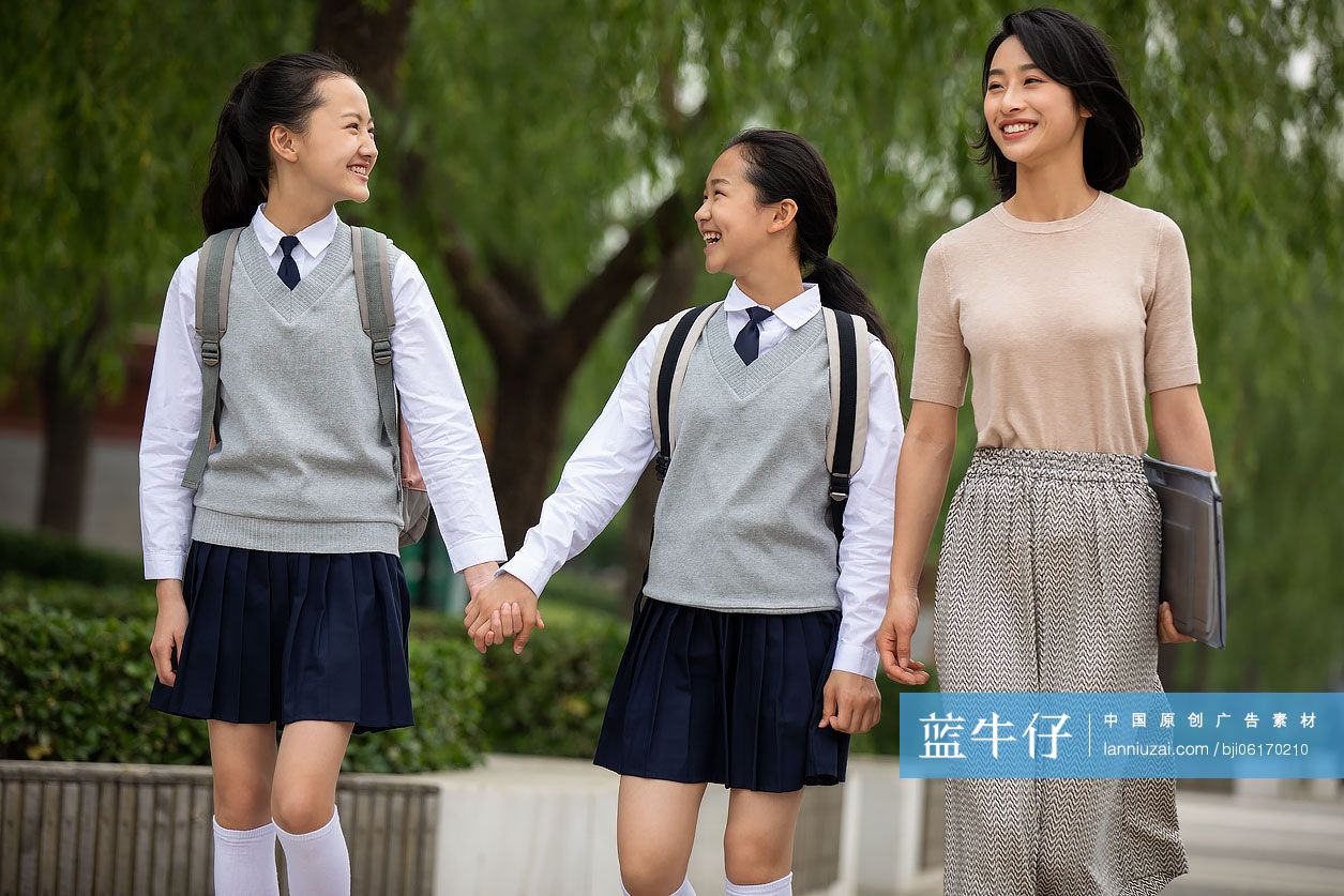 老师和学生在校园里谈话