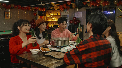 Young Chinese friends drinking beer in hotpot restaurant,4K
