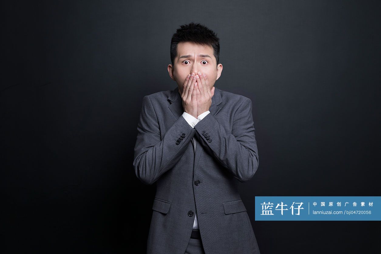 惊恐的商务男士