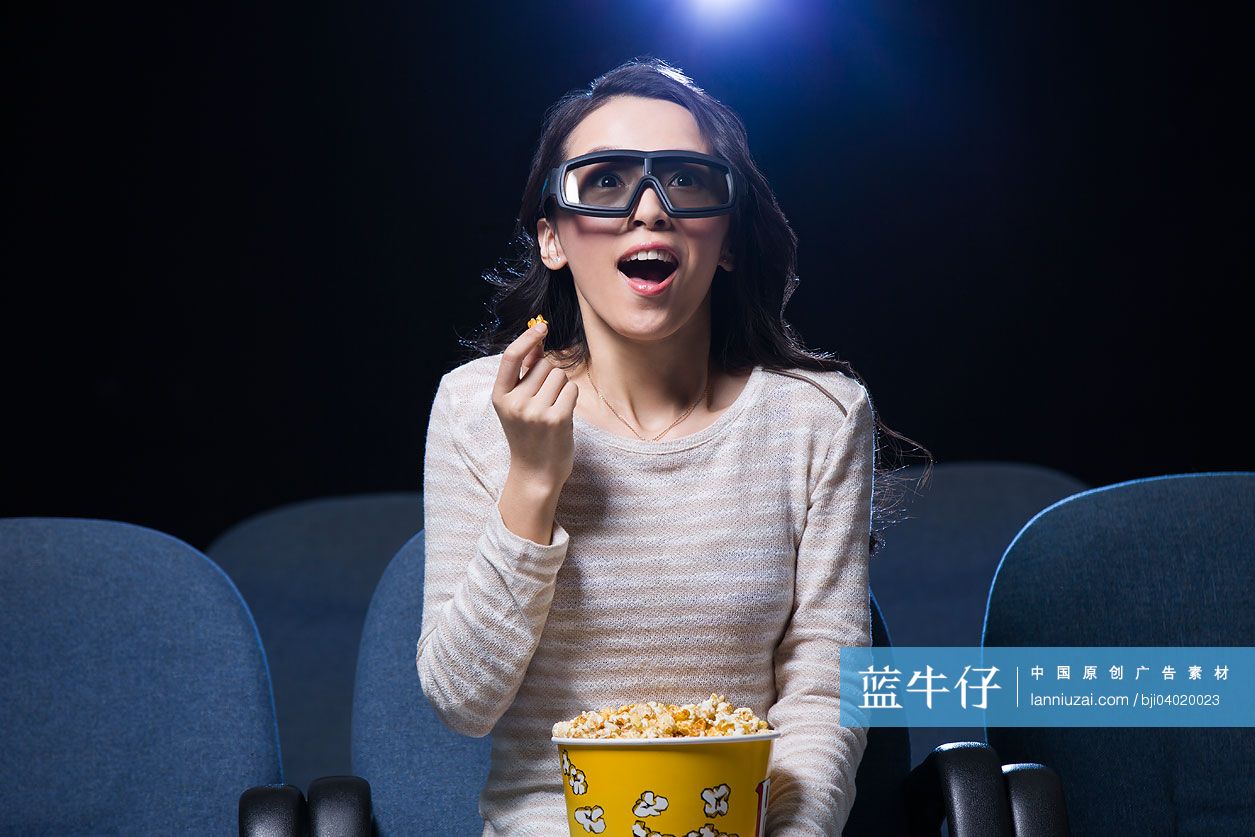 年轻女子观看3D电影