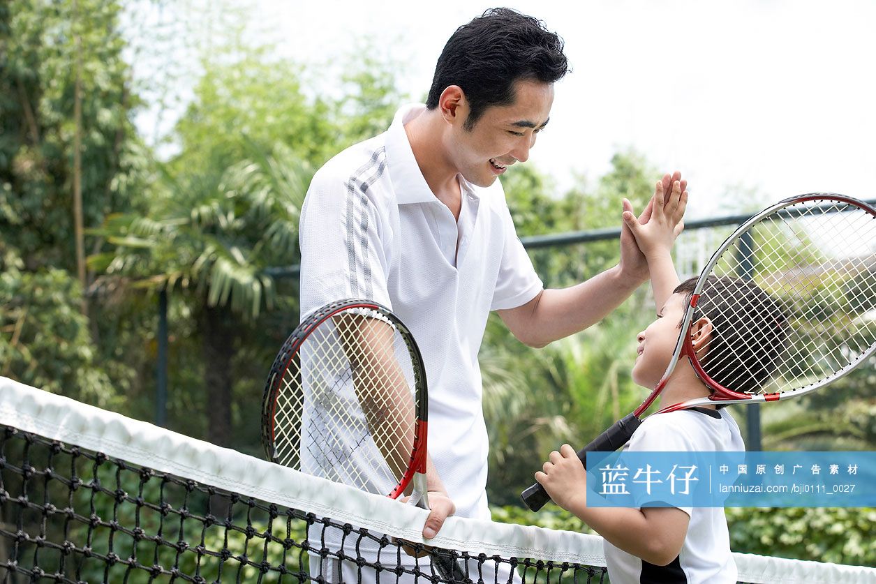 父亲与儿子击掌