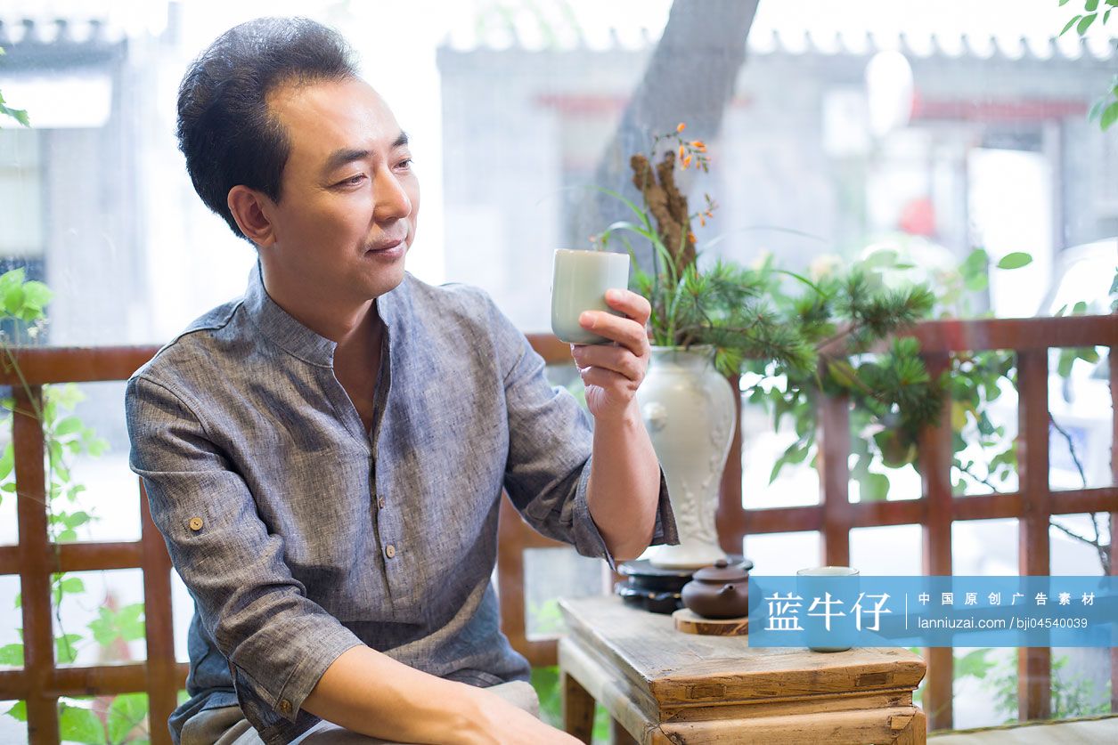 成熟男子在茶馆喝茶