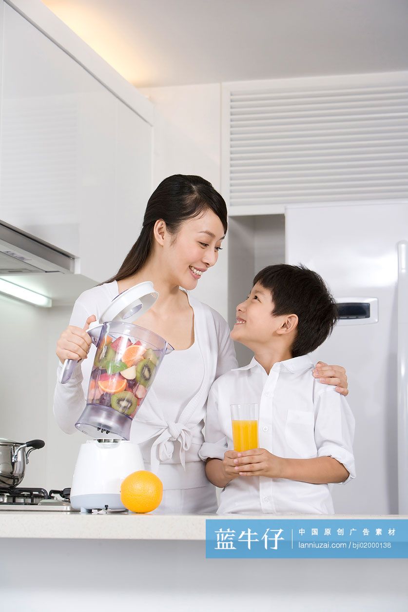 母子在厨房喝鲜榨果汁