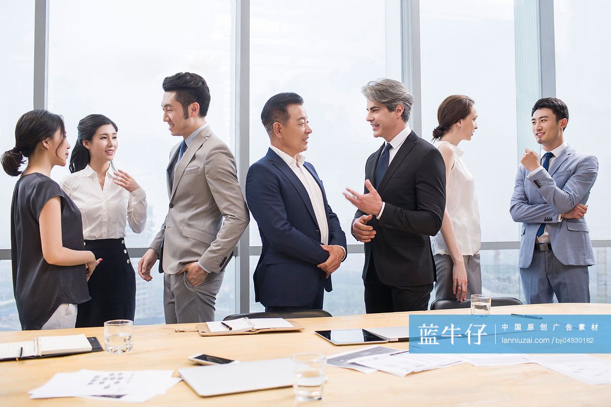 商务人士在会议室谈论