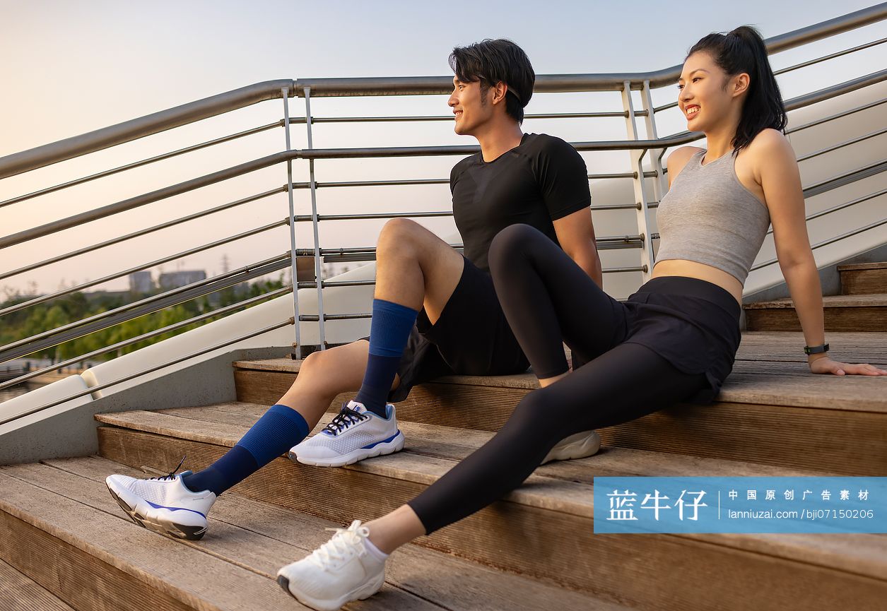 年轻情侣户外闲聊