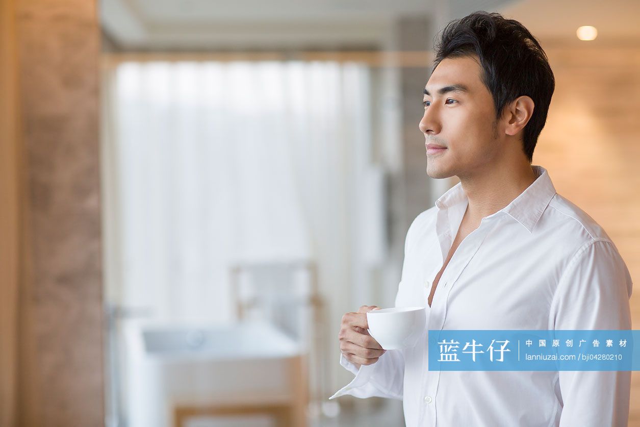 年轻男子在家喝咖啡