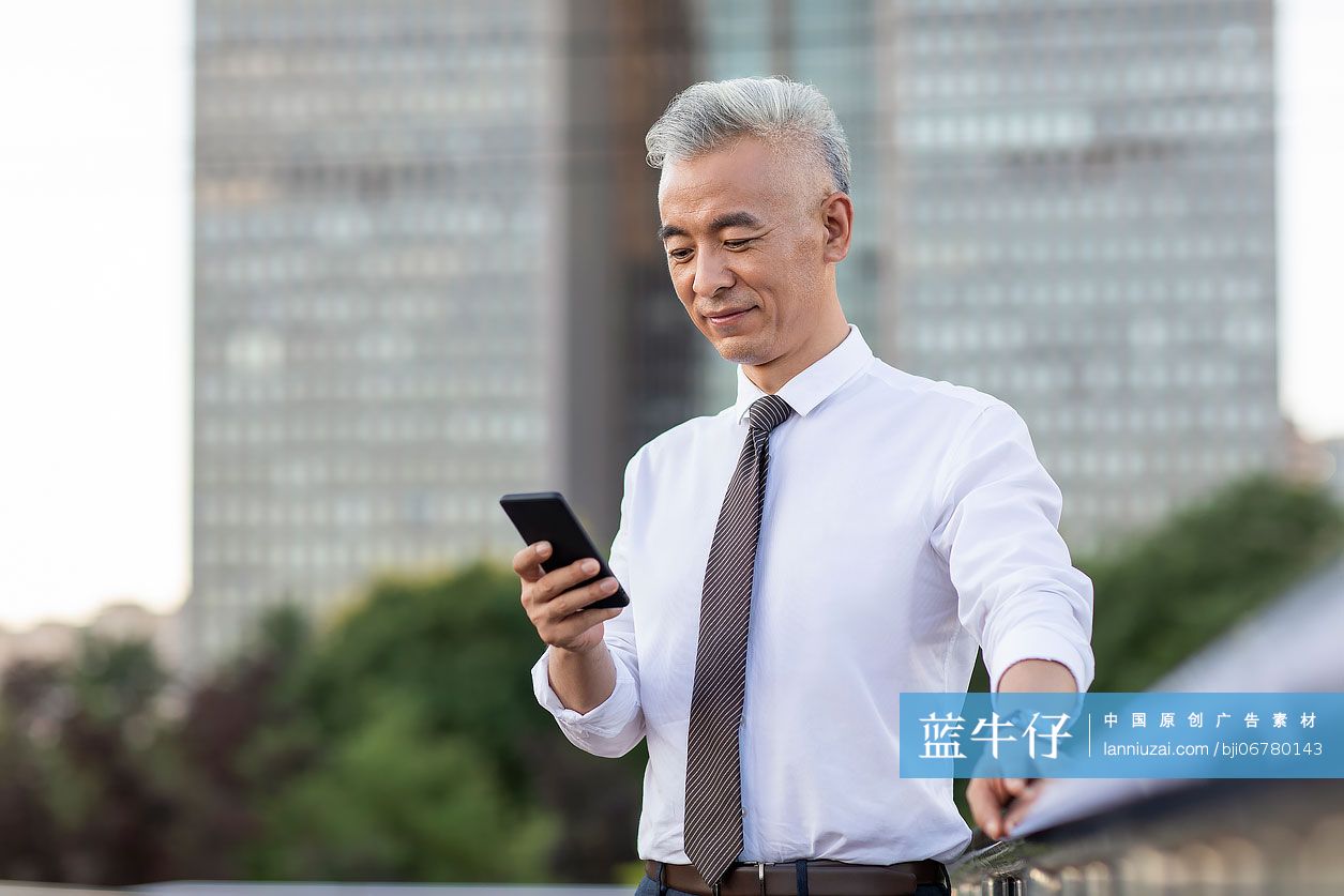 自信的商务人士使用手机